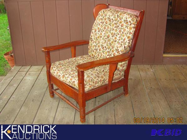 lot 8 image: Antique Mission Oak Chair
