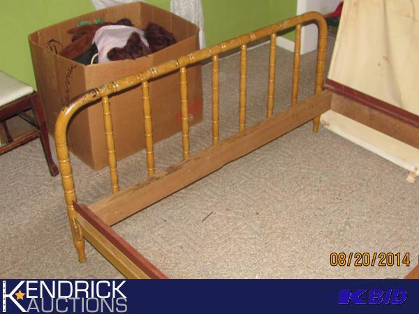 lot 80 image: Antique Metal Full Size Bed