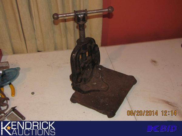 lot 81 image: Antique Rock Island Pipe Vice