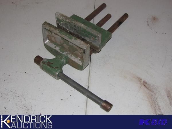 lot 83 image: Vintage Green Shop Vice