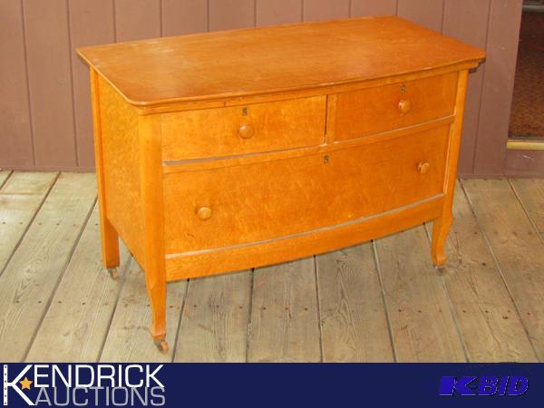 lot 9 image: Vintage Maple Dresser