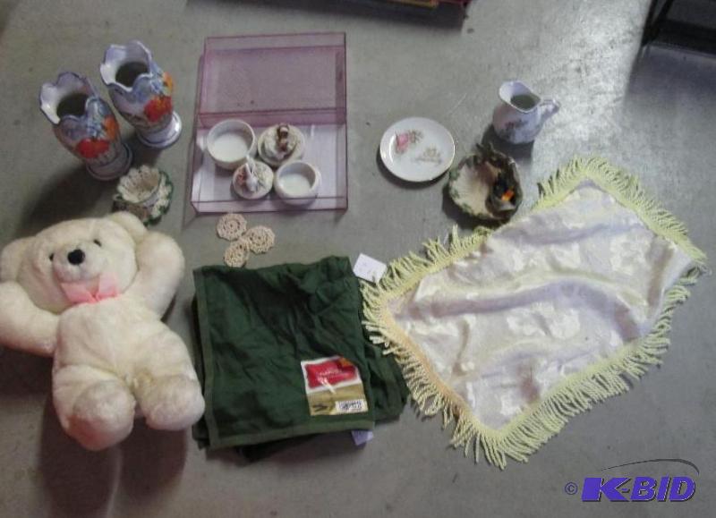 mixed lot of napkins, white teddy bear, vases...
