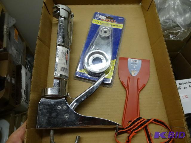 lot 152 image: TOOL LOT NEW incl. Caulk Gun, 3 in Putty Knif...