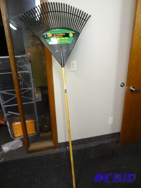 lot 302 image: New Plymouth Garden 30 in Extra-Wide Rake wit...