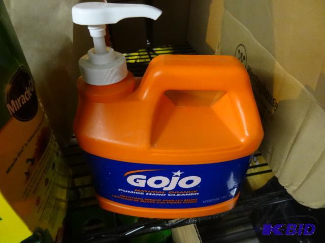 lot 354 image: NEW GOJO Natural Orange Pumice Hand Cleaner i...