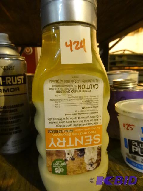 lot 424 image: Qty 2 NEW Sentry Flea and Tick Shampoo for do...