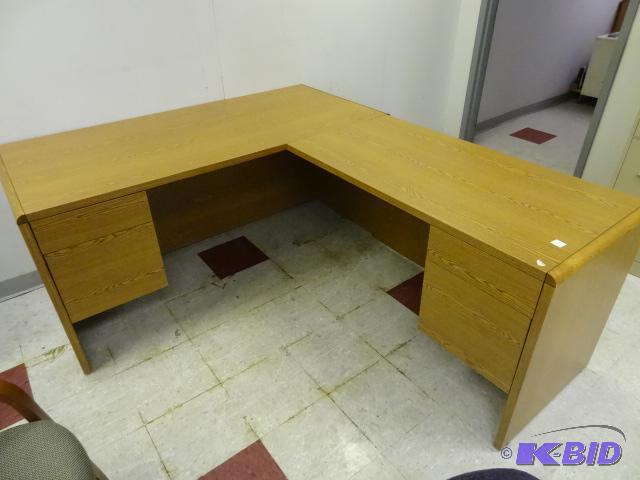lot 101 image: Laminate L shaped desk . 2 piece. 4 drawer 78...