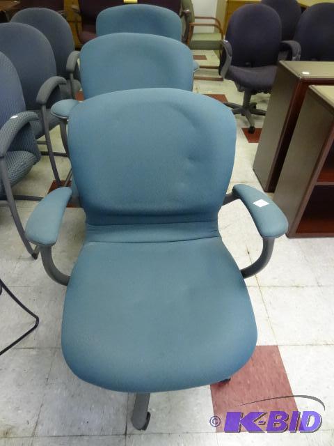 lot 106 image: 3 matching office chairs on wheels...