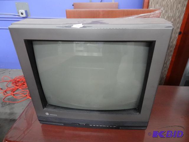 lot 219 image: GE model 20GT602 color TV...