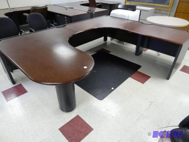 lot 25 image: U shaped desk. 3 piece. 108 x 84. Metal frame...