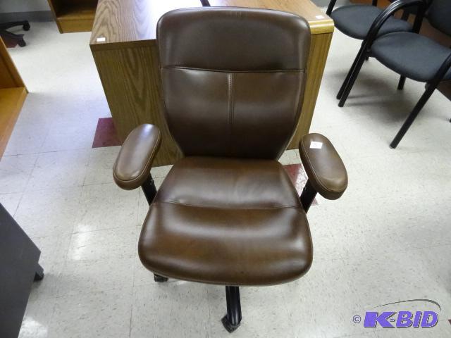 lot 29 image: Leather office chair on wheels. Adjustable he...