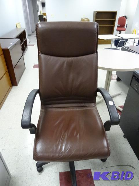 lot 31 image: Leather office chair on wheels. Adjustable he...