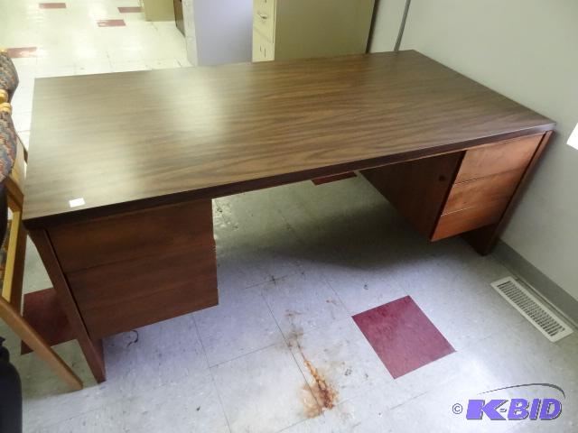 lot 64 image: Laminate office desk. 4 drawer. 72 x 36 x 29...