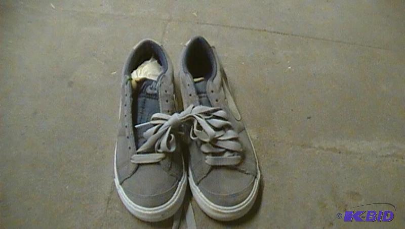 lot 348 image: NIKE size 7...