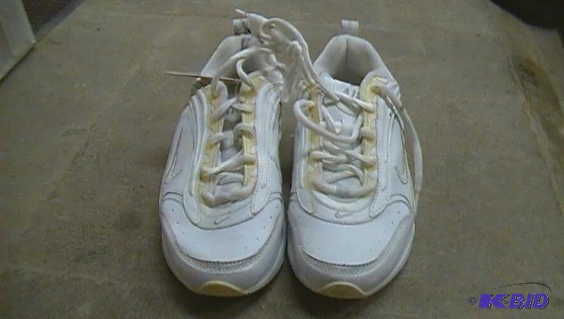 lot 352 image: NIKE AIR MAX 6 12...