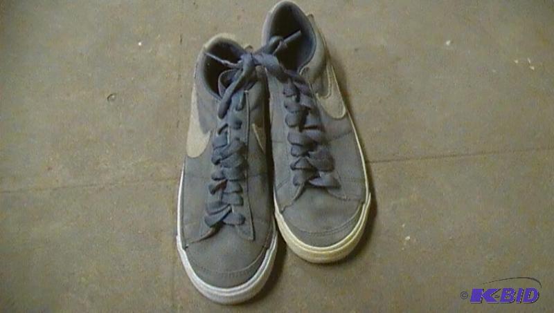 lot 364 image: NIKE size 7...