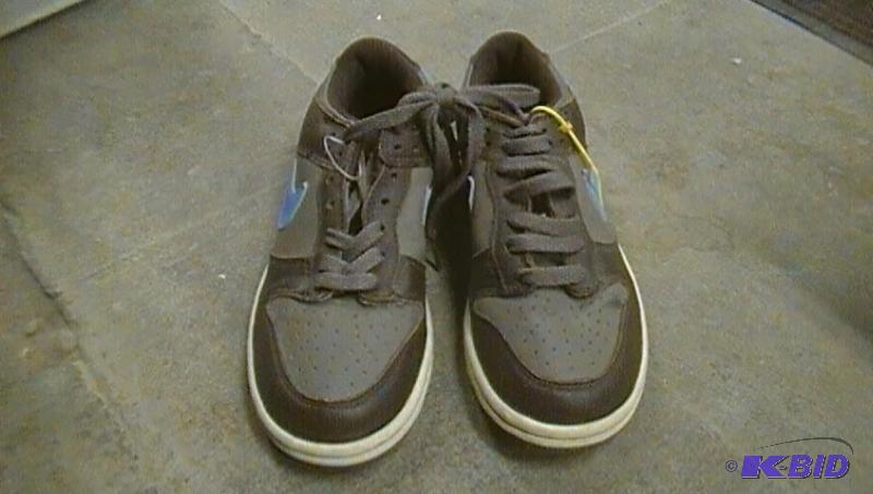 lot 365 image: NIKE size 6...