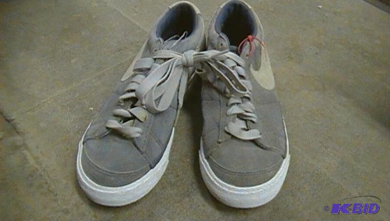 lot 367 image: NIKE size 7...