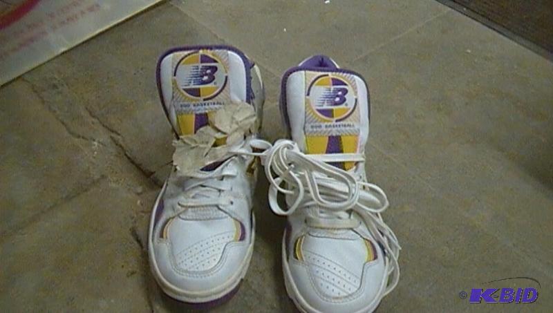 lot 372 image: New Balance size 8...