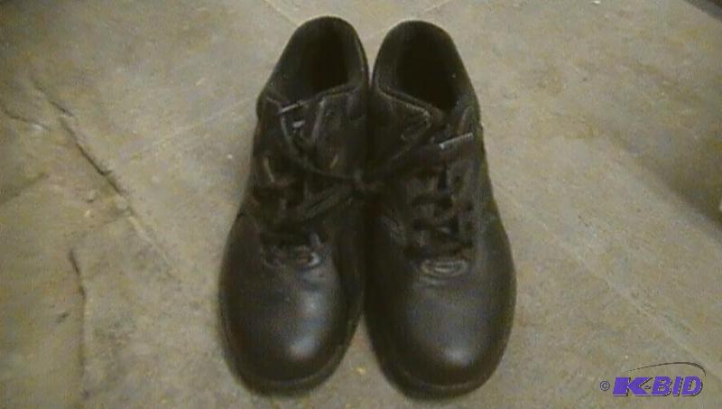 lot 374 image: New Balance size 7 12...