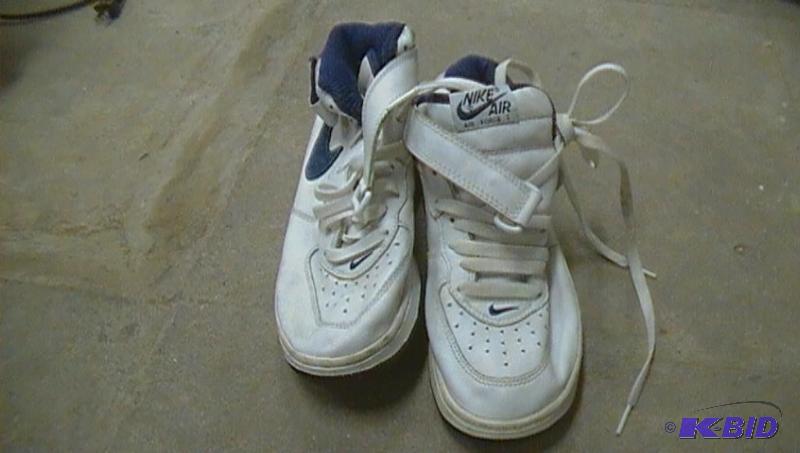 lot 377 image: NIKE AIR size 6...
