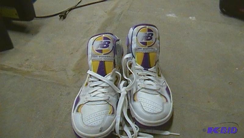 lot 381 image: New Balance size 8...