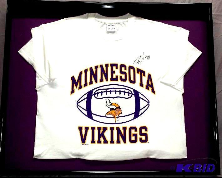 XL T Shirt of Minnesota Vikings signed by Ran...