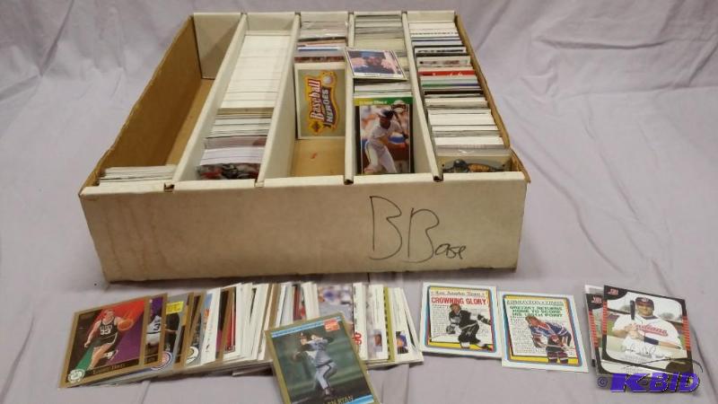 Approx 3,000 cards mostly baseball but a hand...