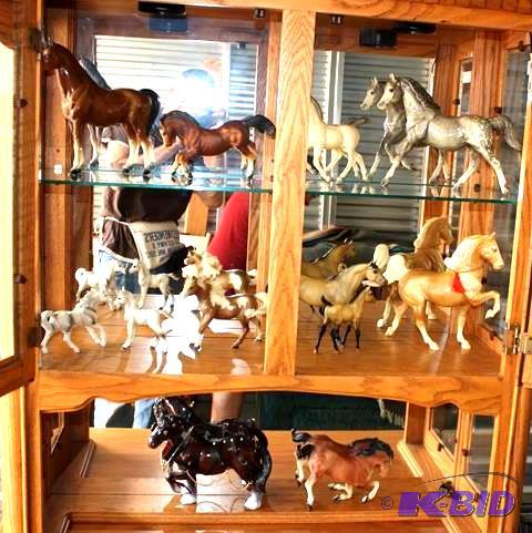 lot 5 image: Breyer Horse collection. One horse is &quotP...