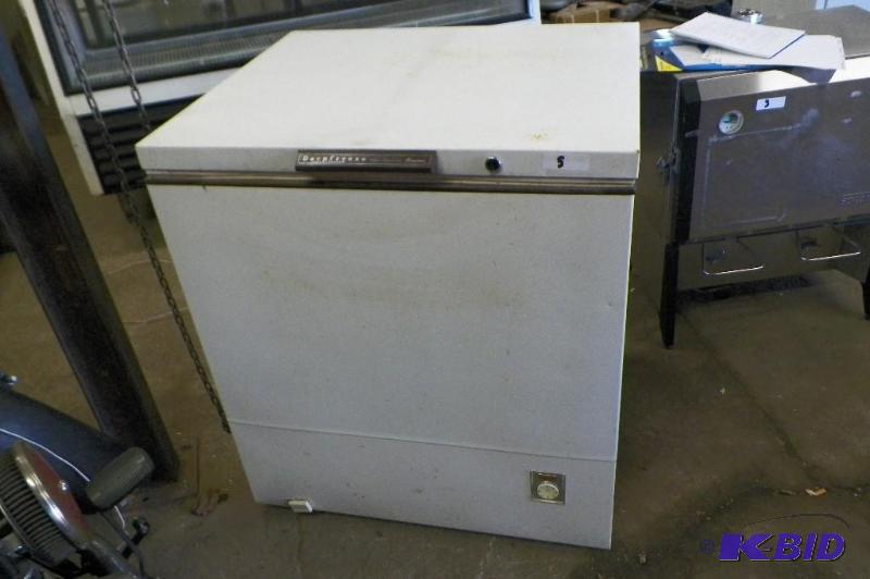 lot 5 image: Amana Deep Freeze Food Freezer