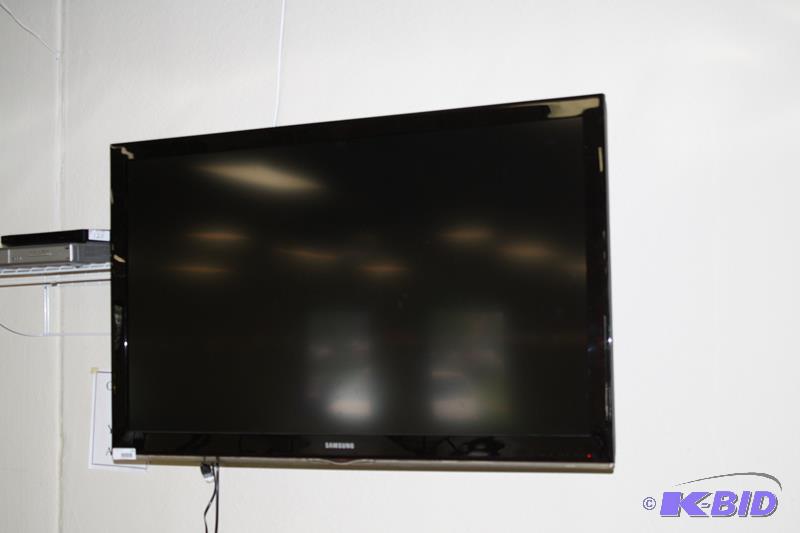 lot 120 image: Samsung Class LCD HDTV Model no. LN52C530 wit...