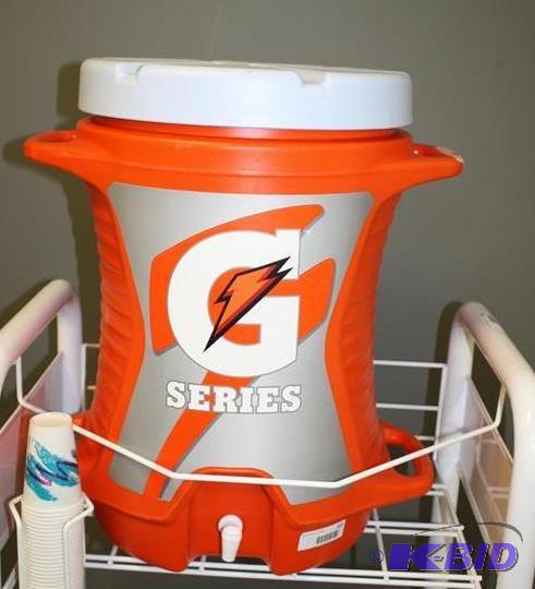 lot 161 image: Gatorade series cooler by Rubbermaid 10 gallo...