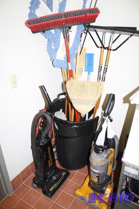 lot 172 image: Lot of cleaning equipment, including &quotE...