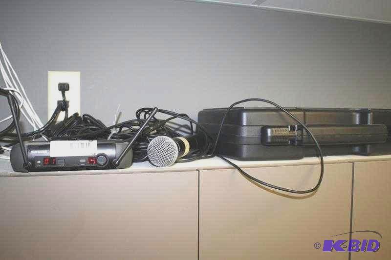 lot 235 image: Shure PGX4 wireless receiver with microphone ...