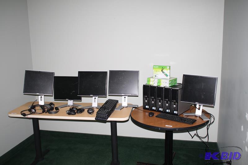 lot 246 image: 5 Dell computers Windows 7, Intel Pentiun D, ...