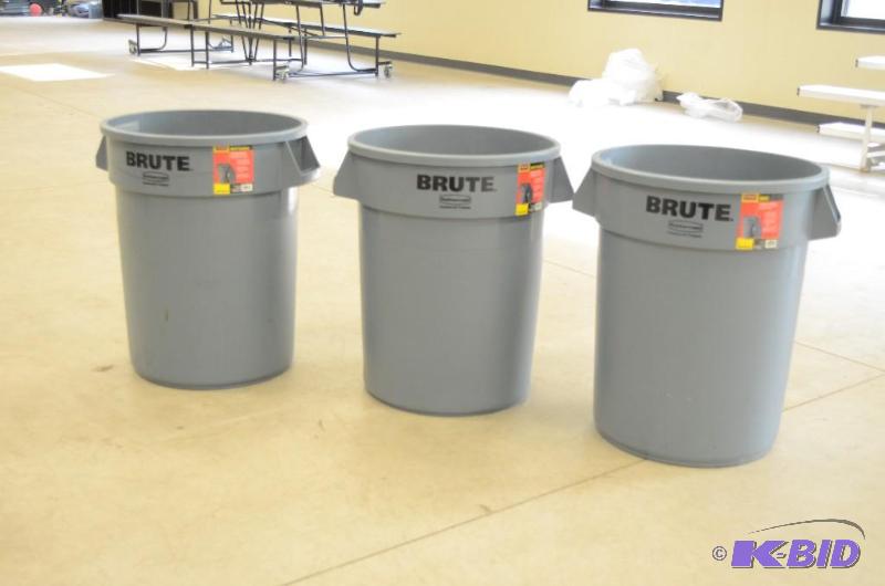 lot 313 image: 3 Rubbermaide Brute 32 gallon commercial tras...