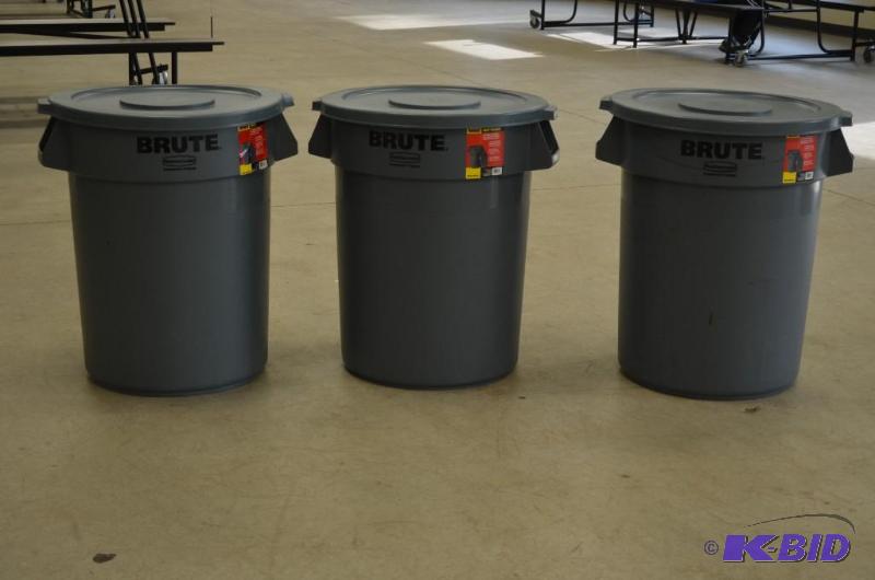 lot 314 image: 3 Rubbermaide Brute 32 gallon commercial tras...