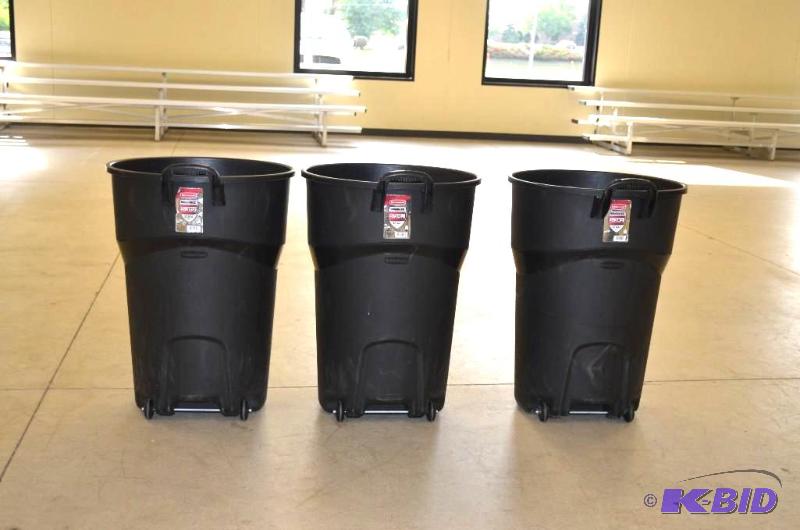 lot 315 image: 3 Roughneck 32 gallon trash cans on wheels...