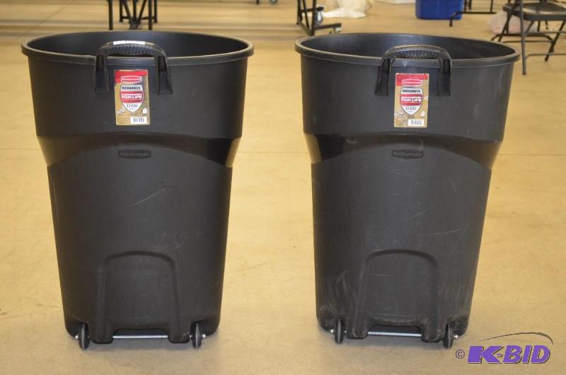 lot 319 image: 2 Roughneck 32 gallon track cans on wheels...
