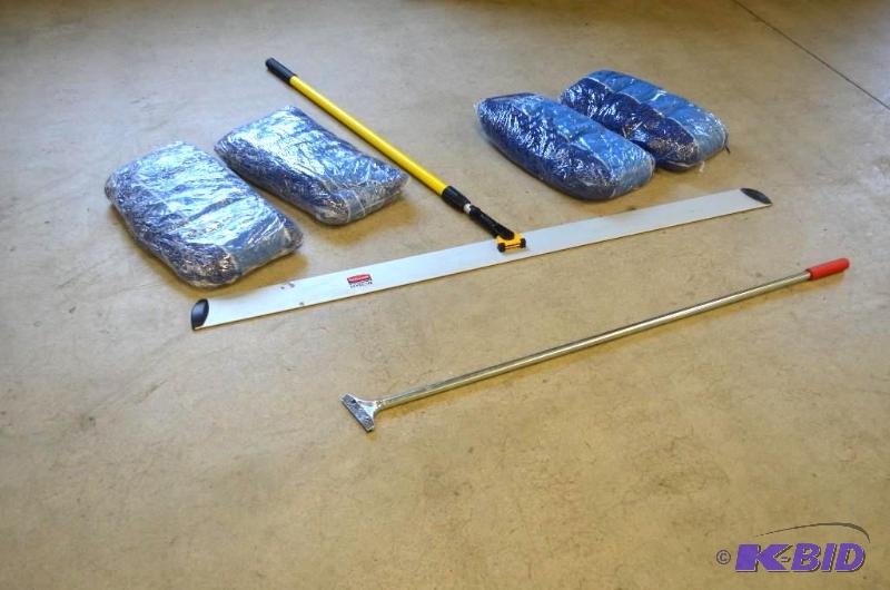 lot 96 image: Rubbermaid Hygen&nbspDust Mop for use in gym...