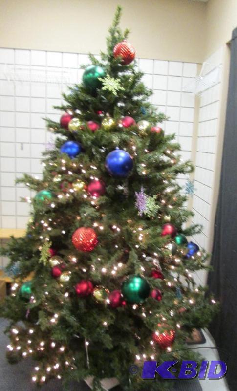 Lighted and decorated 8 foot tall commercial ...