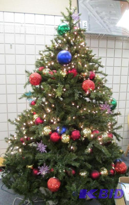 Lighted and decorated 8 foot tall commercial ...