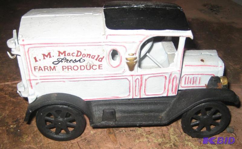 lot 006 image: Cast Iron Produce Truck