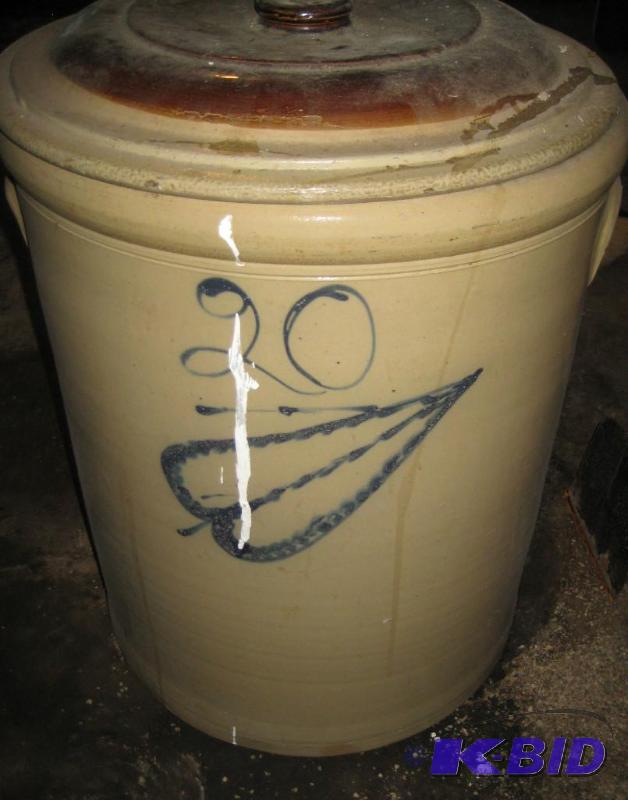lot 014 image: Crock (Red Wing) (20) with Lid