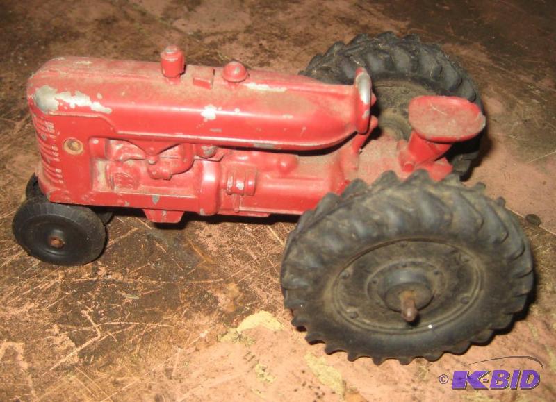 lot 017 image: Red Metal Tractor