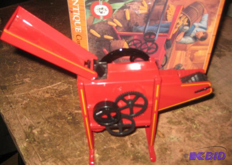 lot 021 image: 18 Scale Replica Antique Corn Sheller