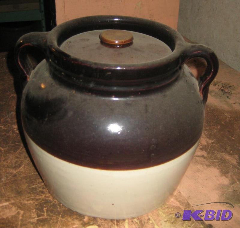 lot 025 image: Large Bean Pot