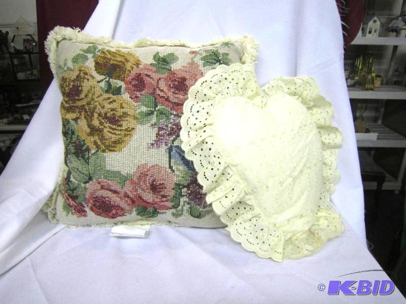 2 Decorative Pillows