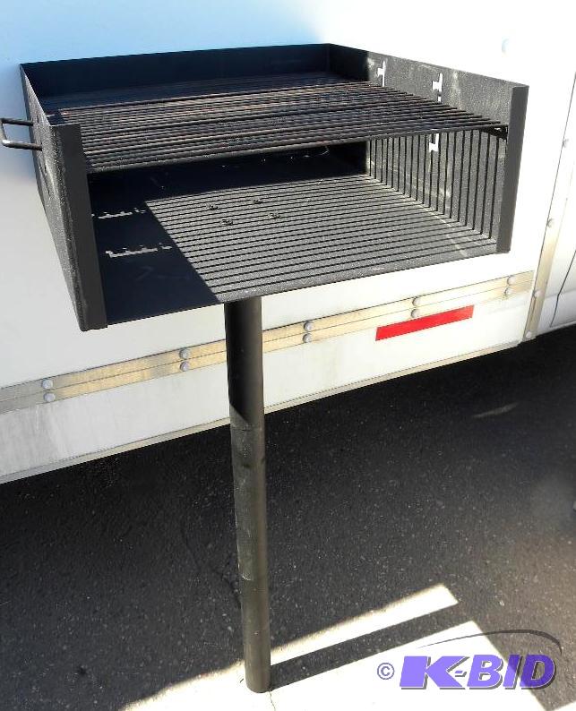 lot 61 image: Park Style Grill, heavy duty steel bottom and...