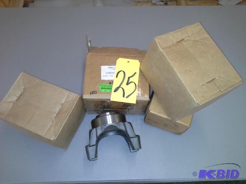 (QTY 4) YOKE TRANS OUTPUT B500 GILLIG 6-4-8851-1